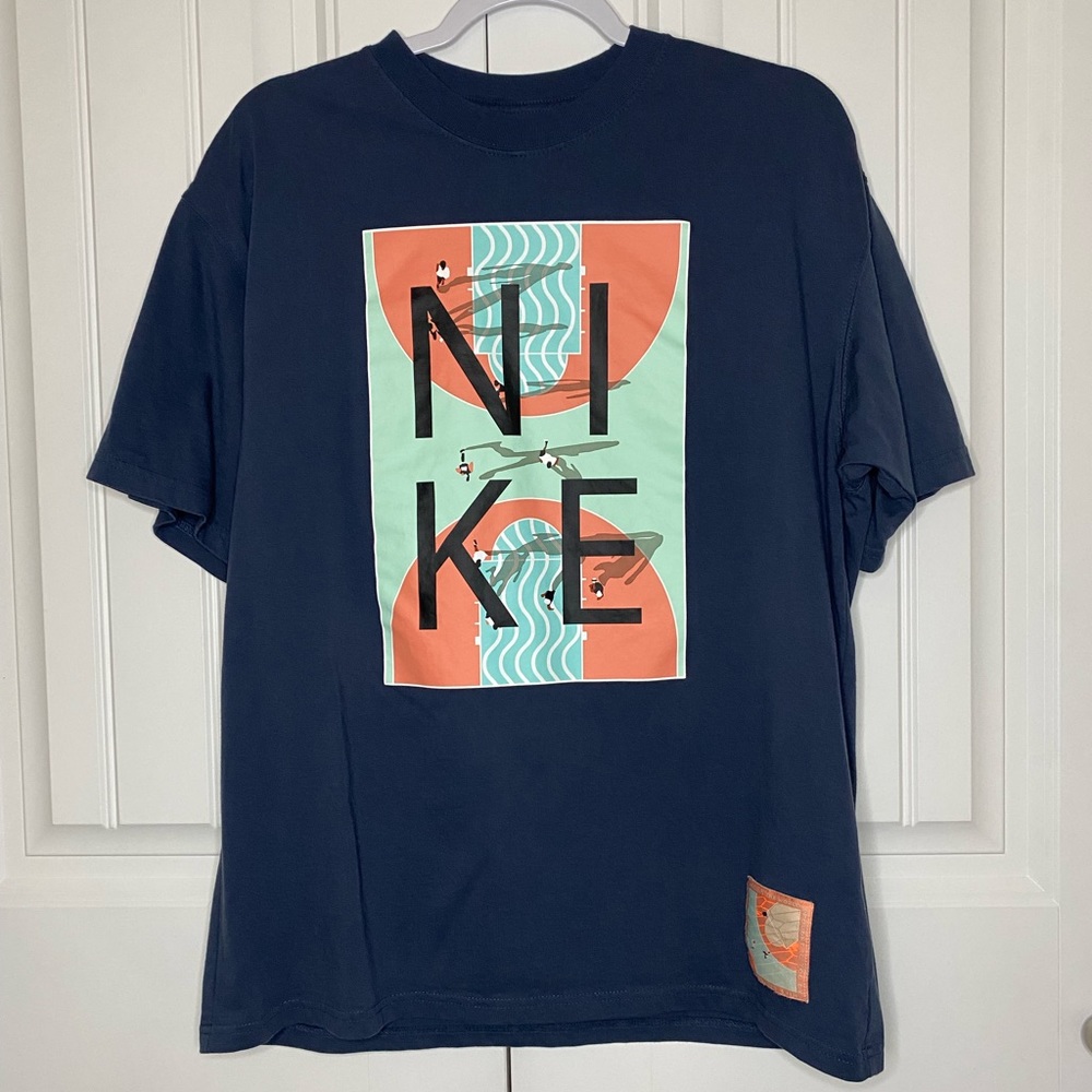 Nike Basketball Graphic Tee size Medium